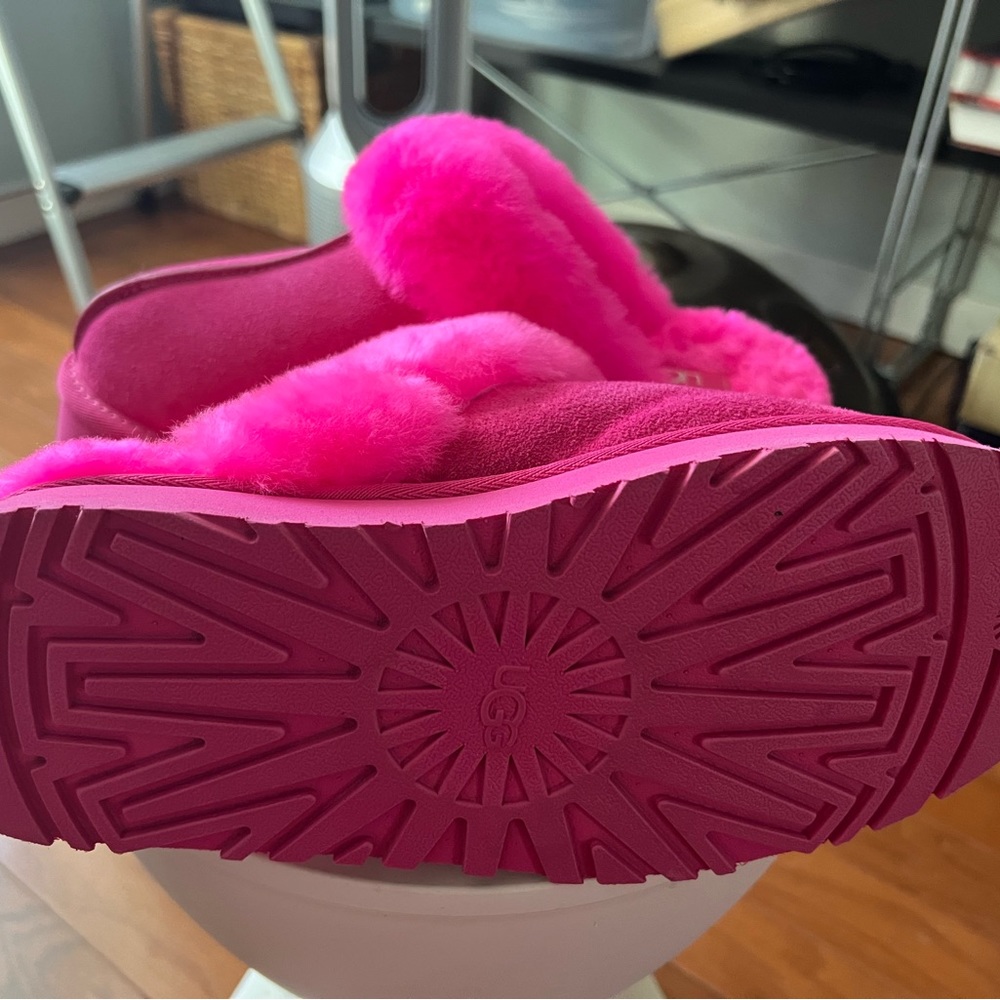 UGG WEDGE SLIPPERS SZ9 BRIGH PINK NEON PINK